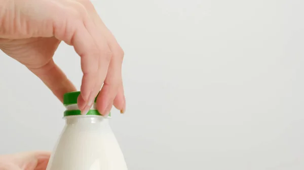 Свежее молоко кефир здоровый натуральный диетический напиток — стоковое фото