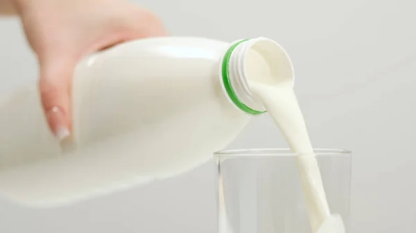 Wanita menuangkan susu produk susu gaya hidup kebugaran — Stok Foto