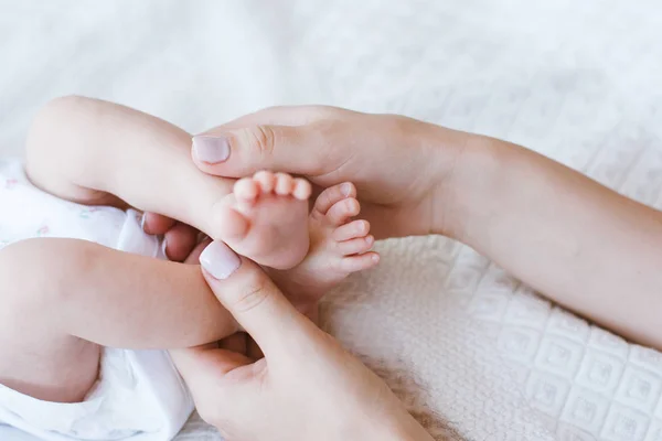 母の足は、生まれたばかりの赤ちゃんをマッサージ — ストック写真