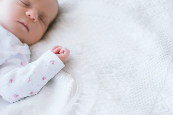A newborn has a healthy days sleep — Stock Photo, Image