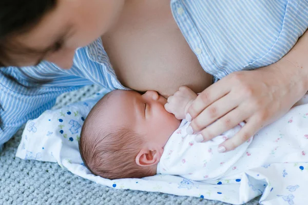 生まれたばかりの赤ちゃんの授乳スケジュール — ストック写真