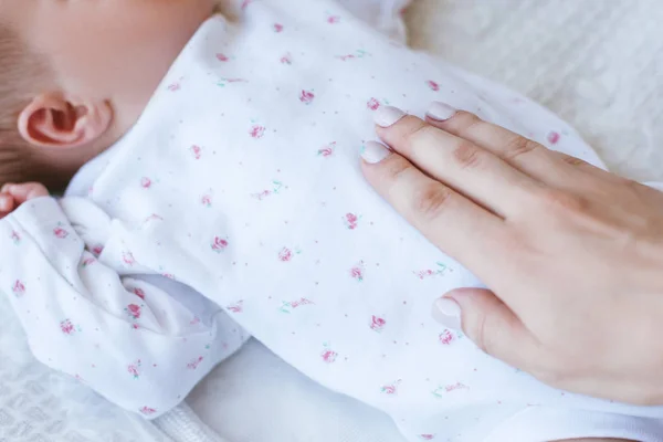 Mütterliche Wärme und Fürsorge für ein Neugeborenes — Stockfoto