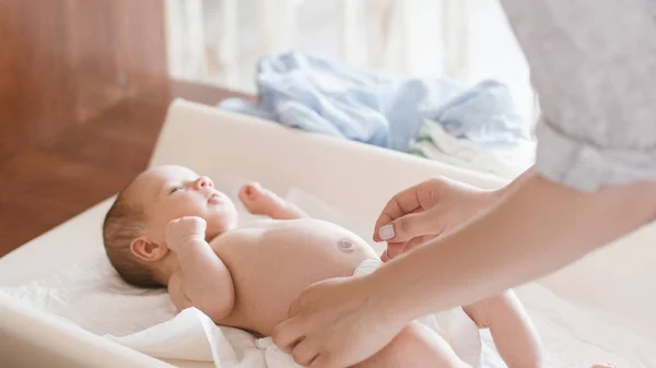 Mutter wechselt Windeln an ihr Neugeborenes — Stockfoto