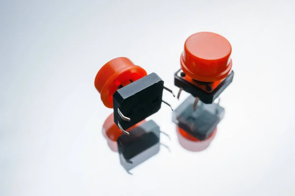 Botones electrónicos rojos interruptores de elemento —  Fotos de Stock