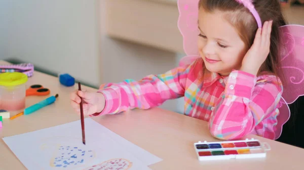Szczęśliwe dziecko dziewczynka rysunek sztuka farb — Zdjęcie stockowe