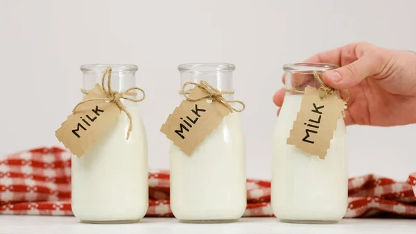 Bouteilles de lait produits laitiers locaux choix — Photo