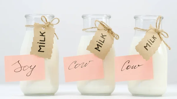 Різні типи молока соєва корова здоровий веганський спосіб життя — стокове фото