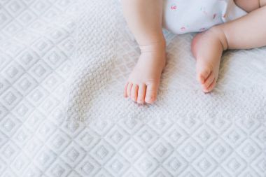 Yeni doğan bebek ayaklara beyaz arka plan üzerinde