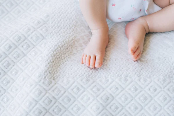 Yeni doğan bebek ayaklara beyaz arka plan üzerinde