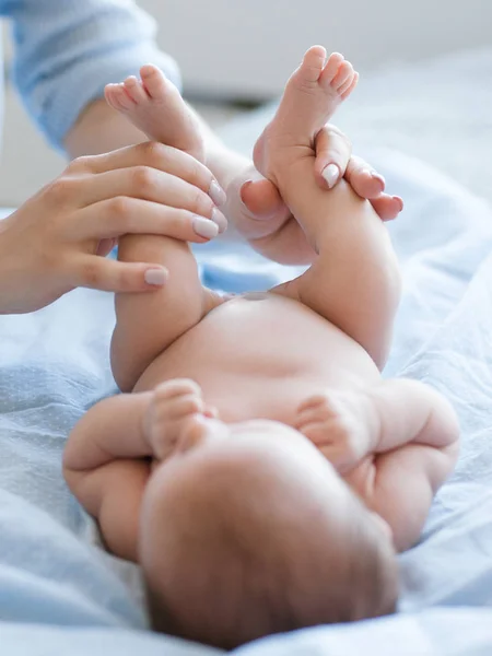 Woman stretching feet infant baby — Stock Photo, Image