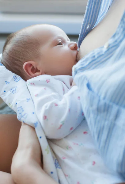 Voordelen van borstvoeding voor pasgeborenen — Stockfoto