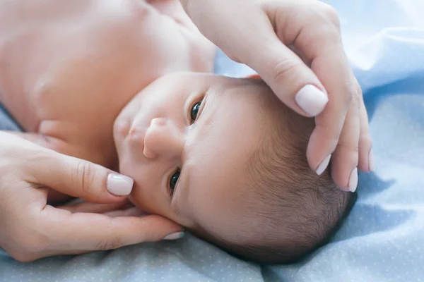 annelerin ellerini yavaşça yeni doğan bebek inme