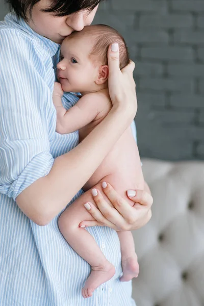 Moeders liefde tederheid kus pasgeboren baby — Stockfoto