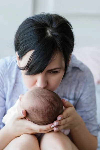 Moeder kussen zacht haar pasgeboren baby — Stockfoto