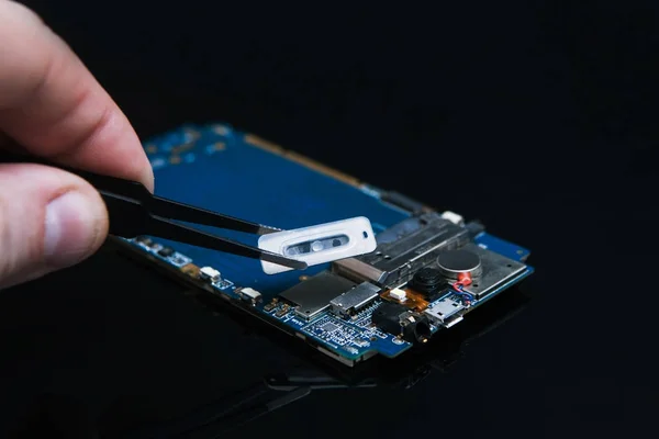 Motherboard repairs mending gadgets phones — Stock Photo, Image