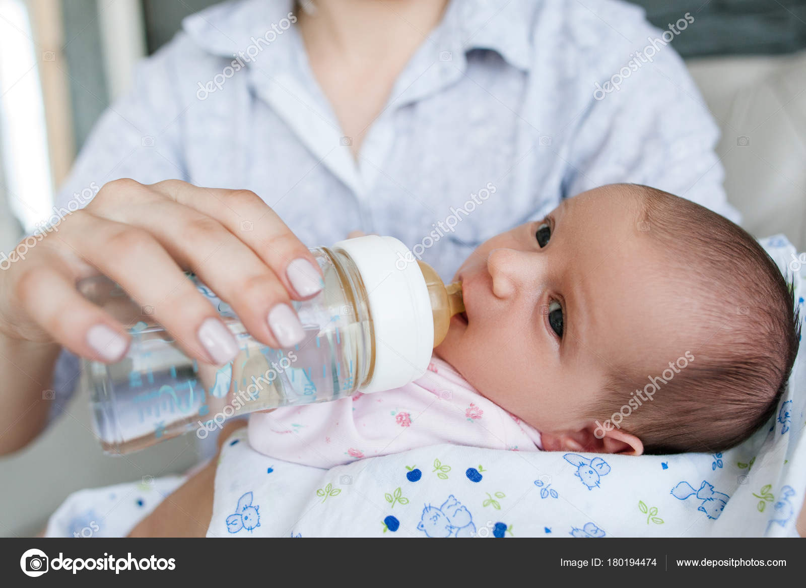 Пить воду новорожденному ребенку. Кормление из бутылочки водой грудничка. Поить водой новорожденного ребенка при грудном вскармливании. Допаивать грудничка водой. Грудничок в воде.