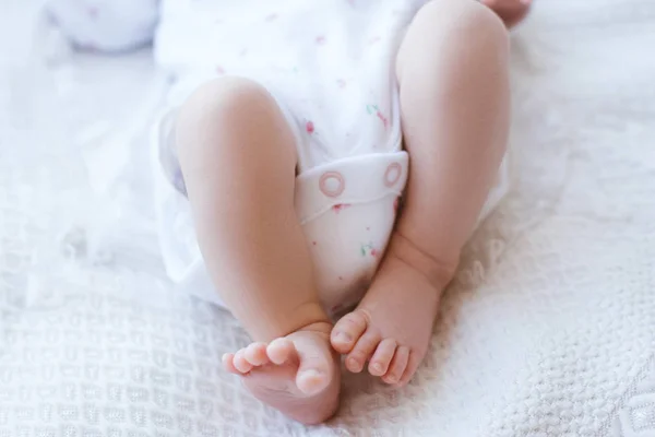 Noworodka łóżko małe słodkie stopy. — Zdjęcie stockowe