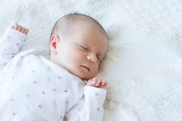 Newborn has a healthy days sleep — Stock Photo, Image