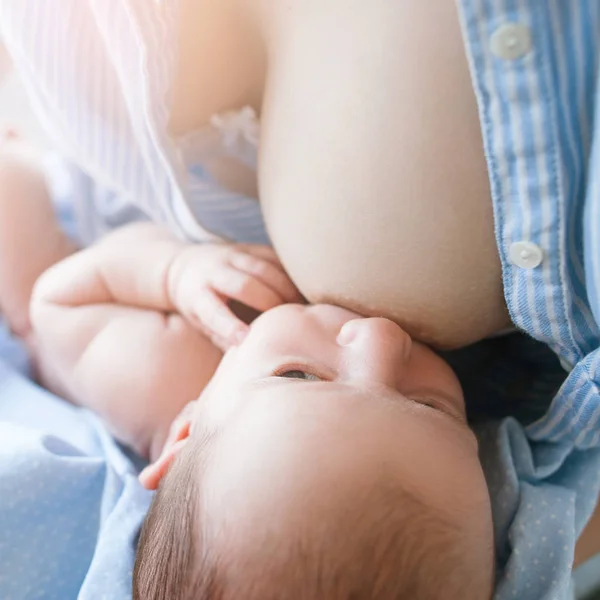 Fordele ved amning til nyfødte - Stock-foto