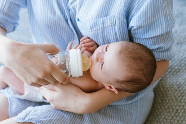 Διατροφή νεογέννητου με ένα μείγμα σε ένα μπουκάλι — Φωτογραφία Αρχείου