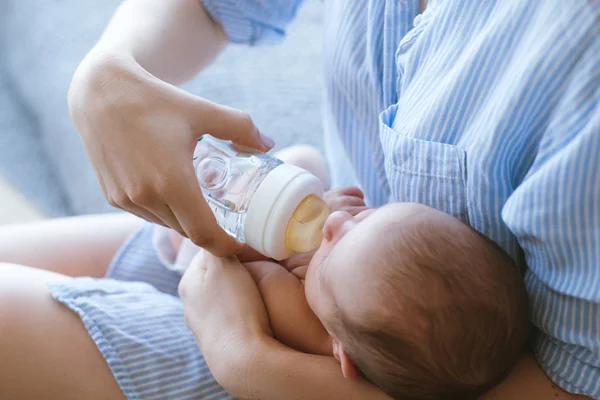 Fütterung des Neugeborenen mit einer Mischung in der Flasche — Stockfoto
