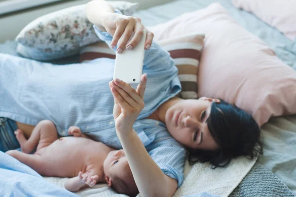 Comunicação familiar bate-papo smartphone recém-nascido — Fotografia de Stock