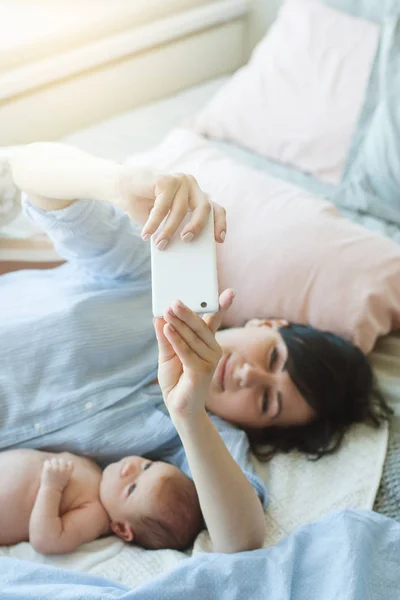 Οικογενειακή επικοινωνία chat smartphone νεογέννητο — Φωτογραφία Αρχείου