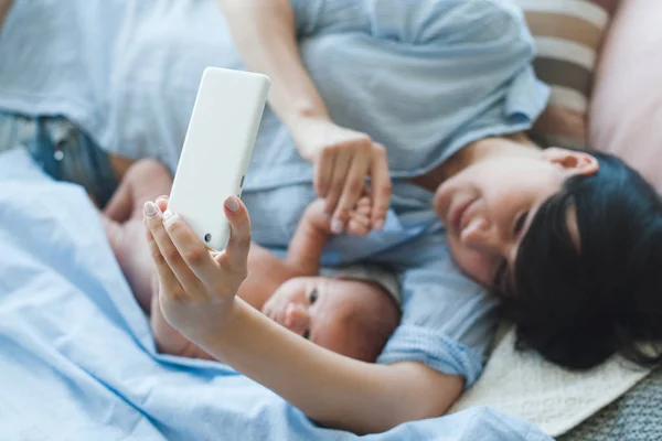 family communication chat smartphone newborn
