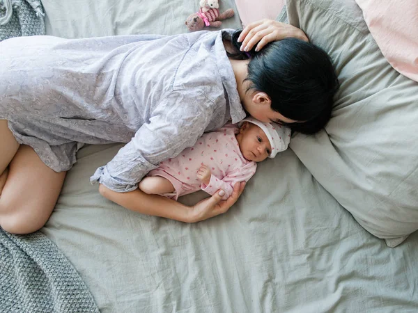 A mothers daytime sleep with her newborn baby — Stock Photo, Image