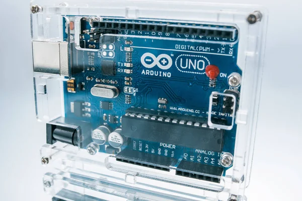 Microcontroller Arduino Uno breadboard processor — стоковое фото