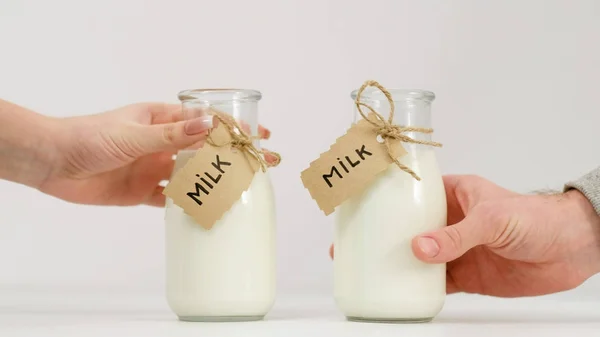 Leite de garrafa hábito saudável nutrição láctea orgânica — Fotografia de Stock
