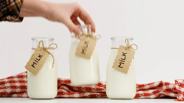 Verse melk flessen assortiment winkels kiezen — Stockfoto