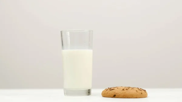 Galleta de cristal de leche sabrosa merienda comida de noche —  Fotos de Stock