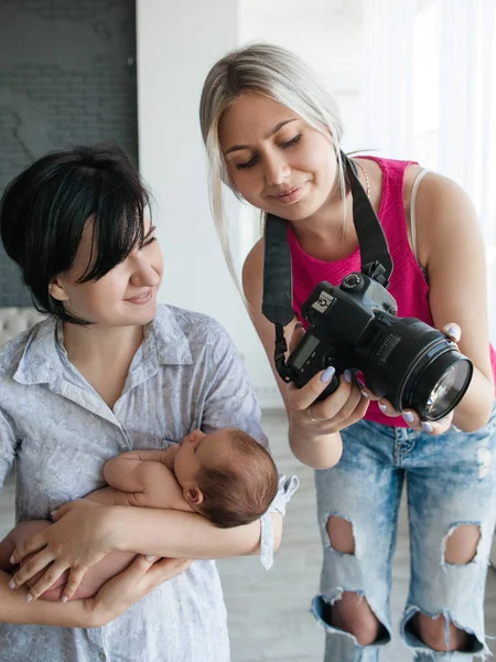 Fotógrafo mostra a foto resultante do recém-nascido — Fotografia de Stock
