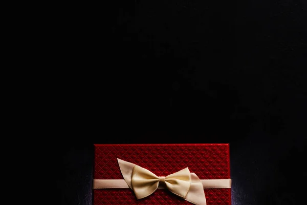 Caixa de presente vermelho luxo elegante aniversário recompensa valentine — Fotografia de Stock