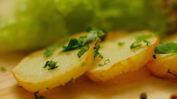Жареный картофель натуральные органические продукты питания домашнего приготовления — стоковое видео