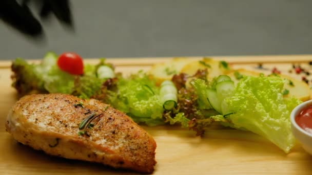 Nourriture styliste décorer repas cuisinier art poulet salade — Video