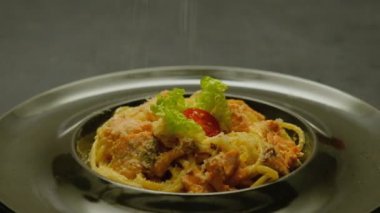 peynir düşen makarna spagetti yemek yiyecek