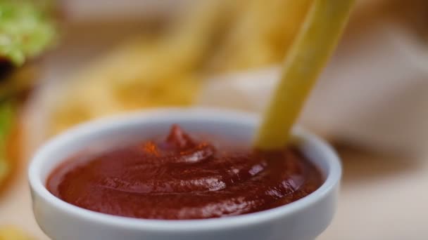 Картофель фри чипсы соус соус соус соус соус кетчуп быстрого питания — стоковое видео