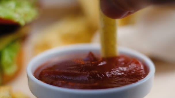 Batatas fritas molho de tomate chip mergulho lanche fast food — Vídeo de Stock