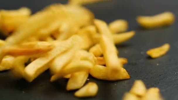 Pommes Chips fallen fast Junk Food Ernährung — Stockvideo