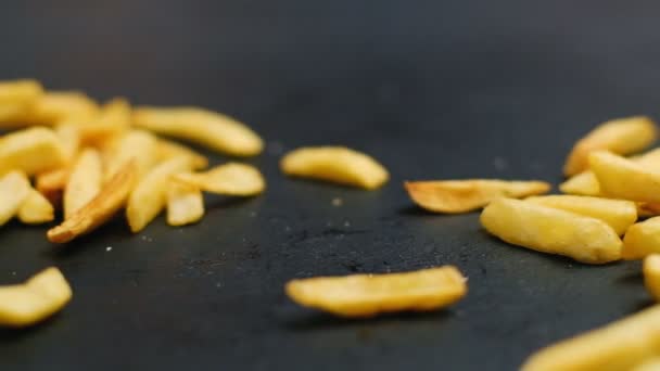 Французька картопля фаст-фуд рука збирати чіпи жири — стокове відео