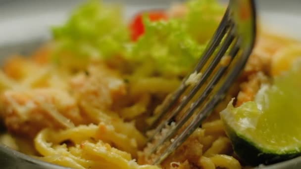 Nudelgericht traditionelles italienisches Essen Spaghetti Gabel — Stockvideo