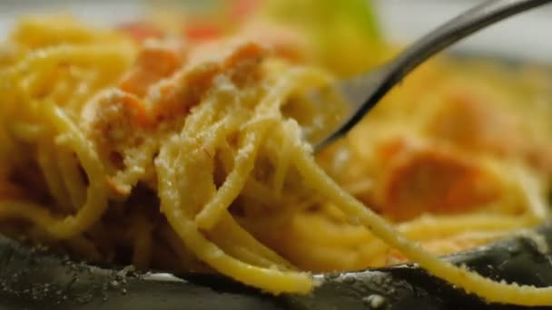 Pasta italiana cena adecuada comida espagueti tenedor — Vídeo de stock