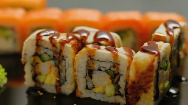 Cocina oriental rollos de sushi comida sésamo aspersión — Vídeo de stock
