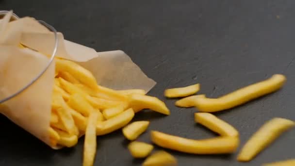 Fast food batatas fritas cai alimentação insalubre — Vídeo de Stock