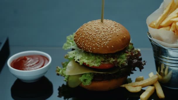 Rychlé občerstvení restaurace menu hamburger hranolky omáčka