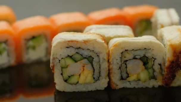 Comida japonesa sushi rolls squeeze wasabi — Vídeo de stock