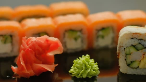 Азиатская еда соевый соевый соус с суши-роллами — стоковое видео