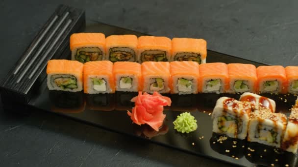 Sushi rolki zestaw asortyment kuchni azjatyckiej żywności — Wideo stockowe